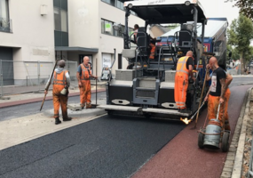 Straatwerkers verrichten werkzaamheden aan het asfalt op de Tilburgseweg