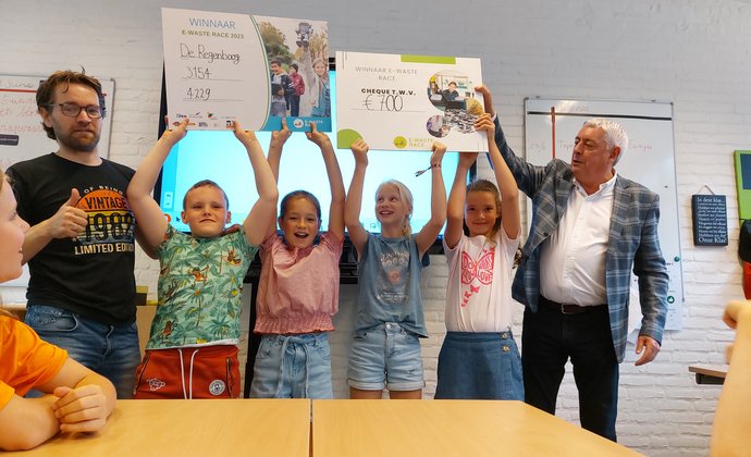 De klas won een cheque ter waarde van 700 euro