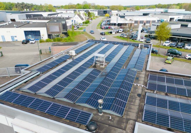 zonnepanelen op het dak van de milieustraat