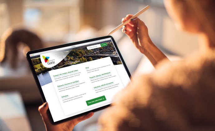 een vrouw bekijkt de nieuwe website op een tablet