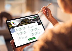 een vrouw bekijkt de nieuwe website op een tablet