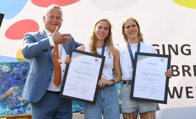  Noortje en Bregje krijgen het ereteken van de burgemeester