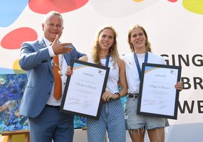  Noortje en Bregje krijgen het ereteken van de burgemeester