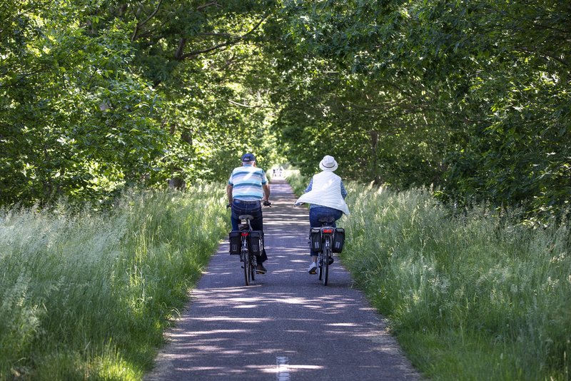 2 fietsers rijden over het Bels lijntje