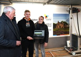 Wethouder Peter van Dijk, initiatiefnemer Indhy van de Put en ontwerper Sjak de Volder