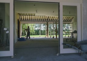 Beeld Omgevingswet 2024 Een persoon is bezig met een verbouwing in een woning