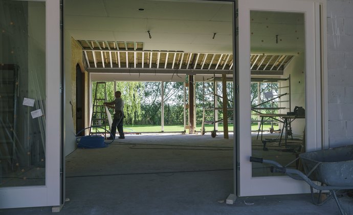 Een persoon is bezig met een verbouwing in een woning