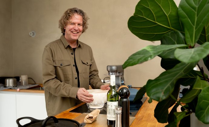 Bram maakt een salade van groente restjes in de keuken