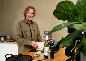 Bram maakt een salade van groente restjes in de keuken