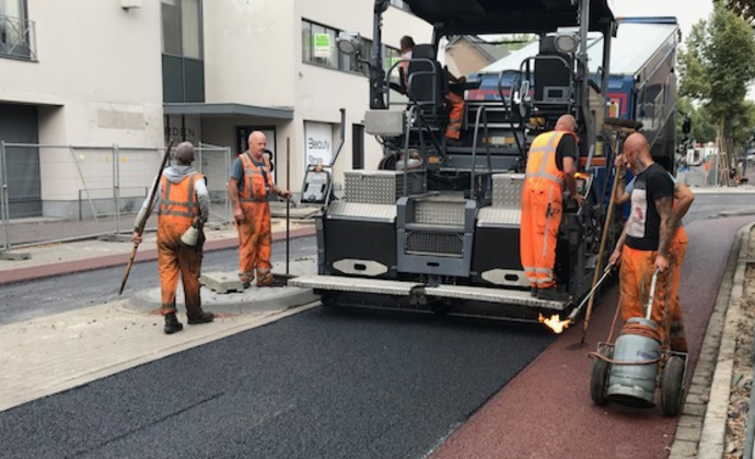 Straatwerkers verrichten werkzaamheden aan het asfalt op de Tilburgseweg
