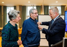 Koninklijke Onderscheiding Nico van Sabben De burgemeester spelt Nico van Sabben een lintje op