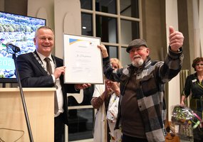 Jo Hoogendoorn met zijn ereteken