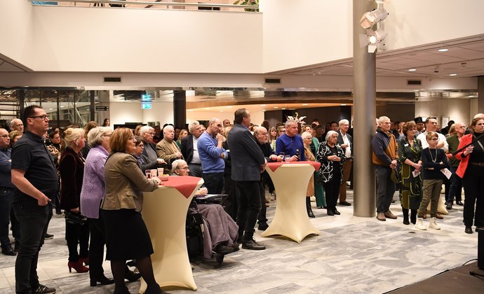 Een vol gemeentehuis tijdens de Nieuwjaarsontmoeting
