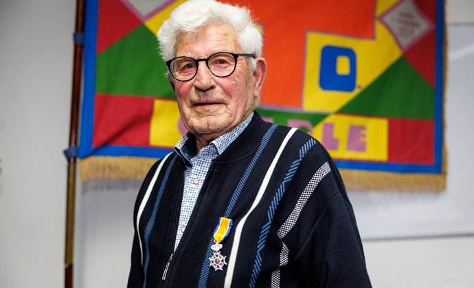 Harrie Zoontjens met zijn Koninklijke onderscheiding