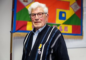 Harrie Zoontjens met zijn Koninklijke onderscheiding