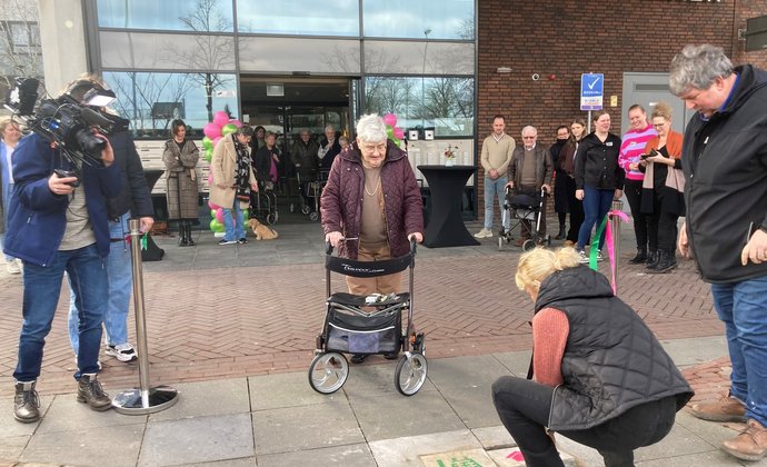 Bewoner Guldenacker opent de dementievriendelijke looproute