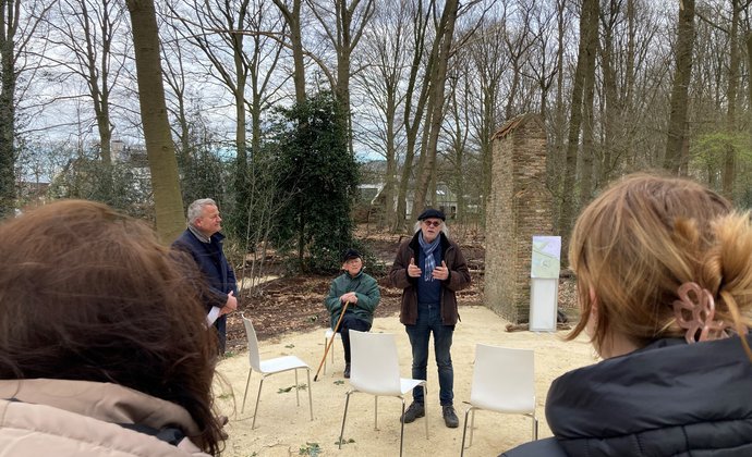 Kunstenaar Harry Verhoeven in het Bezinningsbos
