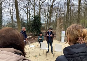 Kunstenaar Harry Verhoeven in het Bezinningsbos