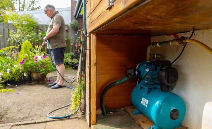 Kleine grondwaterpomp in een tuin