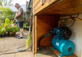 Kleine grondwaterpomp in een tuin