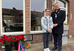 Burgemeester Mark van Stappershoef en jeugdburgemeester Stan Bremer bij het Dasché monument