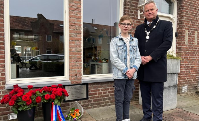 Burgemeester Mark van Stappershoef en jeugdburgemeester Stan Bremer bij het Dasché monument