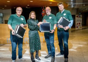 Wethouder reikt de koffers met meetapparatuur uit
